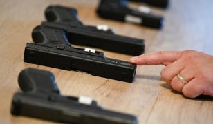 Poliţia Locală Slatina le dă arme gratuite colegilor din Piteşti. Vrea să scape de chiria pentru depozitare