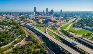 Unele orașe din SUA sunt atât de disperate să atragă oameni, încât oferă până la 35.000 $ ca să te muți acolo