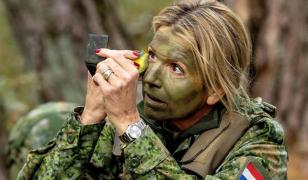 Regina Maxima a Țărilor de Jos s-a vopsit pe față în culori de camuflaj și a îmbrăcat uniforma militară