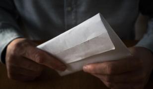 Acte cu "taxă specială": Secretarul unei primării din Timiş, sub control judiciar pentru luare de mită