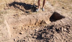 Bărbat din Botoşani, salvat după ce un mal de pământ s-a prăbuşit peste el în timp ce săpa o groapă în cimitir