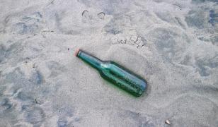 O sticlă cu mesaje scrise de 2 soldați a ajuns la țărm după mai bine de un secol, în Australia: “Un miracol”