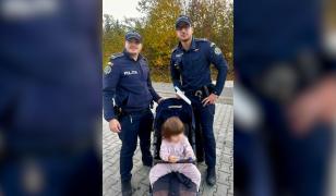 Fetiță de nici 2 ani găsită pe marginea străzii, desculță, în Bacău. Un șofer a sunat imediat la 112