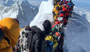 21 mai 2024, Nepal, Muntele Everest: Alpiniștii și ghizii montani au rămas blocați între Vârful Sudic și treapta Hillary de pe Muntele Everest, după ce o prăbușire de gheață a distrus corzile fixe folosite pentru escaladă