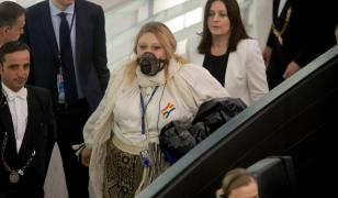 Diana Șoșoacă, audiată la Parchet. Susținătorii au venit cu steaguri și pancarte "Solidari cu Diana"