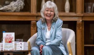 Jilly Cooper, autoarea romanelor Rivals şi Riders, a murit după o căzătură
