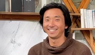 Un bărbat cu studii în Finanţe a renunţat la viaţa privilegiată şi trăieşte pe stradă cu 14$ pe lună