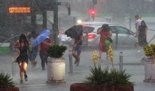 Cod roşu de ploi în Capitală şi în 5 judeţe. Ciclonul Barbara aduce o furtună puternică în România