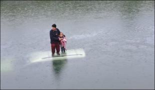 Caz dramatic în Argeş. Bătrân şi o fetiţă, pe plafonul maşinii aşteptând salvarea, după ce au plonjat în canal