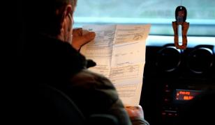 Bărbat suspectat că se dădea drept broker de asigurări și emitea polițe RCA false. Care este prejudiciul