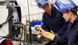 De ce şi-a trimis un miliardar american fiul să devină sudor: "Voi fi mândru ca părinte"