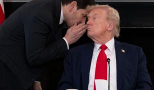 Momentul în care Rubio îi dă lui Trump un bilet misterios înainte să anunțe acordul Israel - Hamas