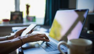 Salariaţii care au copii încadraţi în grad de handicap pot munci 8 zile pe lună de acasă