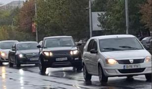 "Vine de zici că pleacă". Un SUV din Bucureşti, implicat într-un accident, a devenit viral pe TikTok