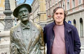 Mircea Cărtărescu, autoironic lângă statuia lui James Joyce: "Ne uneşte-aceeaşi soartă"