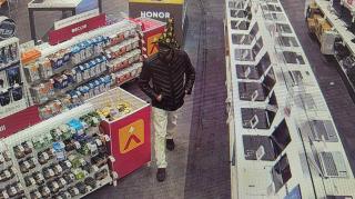 Un hoţ deghizat în vrăjitoare a furat un laptop de 10.000 de lei dintr-un magazin Altex, în Lugoj