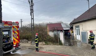 Bărbat din Sibiu, găsit mort după un incendiu. Poliţiştii suspectează că focul a fost pus intenţionat