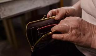 Femeie de 70 de ani, păcălită de un fals preot. A convins-o să plătească 800 de euro pentru vase și cuțite