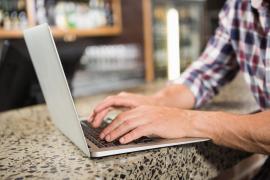 Un angajat a trimis mail tuturor celor din companie după ce a demisionat. Firma l-a dat în judecată