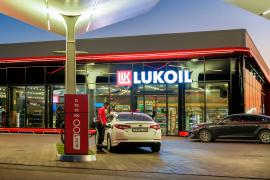 Cumpărătorii ar vrea doar benzinăriile Lukoil, nu și rafinăria Petrotel. Rușii ar refuza să le vândă separat