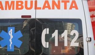 Un copil de 1 an și 5 luni a murit după ce a fost lovit de mama lui cu mașina când încerca să iasă din curte