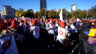 Nou protest al sindicaliştilor. Se strâng în faţa Guvernului şi pornesc în marş pe la toate ministerele