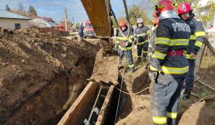 Două persoane, prinse sub un mal de pământ în județul Prahova. Intervenţie contracronometru a pompierilor