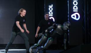 Imagini cu primul robot umanoid dezvoltat de Rusia în timp ce se prăbuşeşte pe scenă la prezentarea oficială