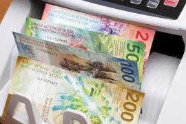 Leul românesc pierde teren important în raport cu francul elveţian