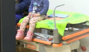 Fetiţă adoptată, internată în spital cu malnutriţie. Urmează să fie plasată în grija unui asistent maternal