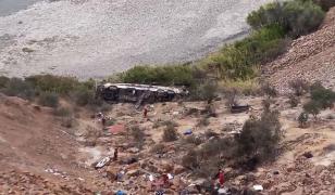 Cel puţin 37 de persoane au murit în Peru după ce un autobuz a căzut într-o râpă