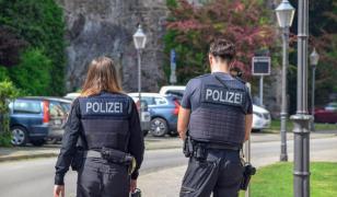 Polițist german, "femeie" doar pe hârtie. Și-a schimbat sexul pentru un salariu mai mare, dar șefa l-a prins