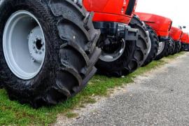 Bărbat din Vrancea, mort după ce s-a răsturnat cu tractorul