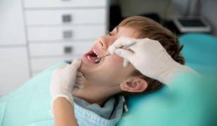 Un copil de doi ani a murit în timpul unei intervenții stomatologice. Anestezia i-ar fi fost fatală