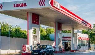Compania americană Carlyle, prezentă și în România, ar putea cumpăra activele Lukoil
