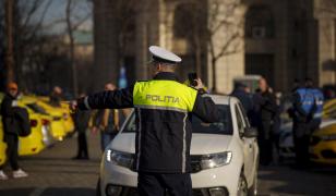 Polițist din Capitală în misiune, lovit de un autoturism. Dirija traficul la George Coșbuc