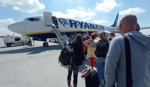 Noua schimbare Ryanair care îi va afecta și pe români. O regulă ignorată te poate costa 55 € în plus