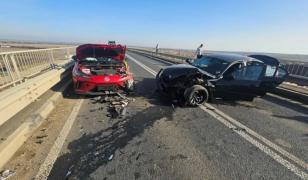 Accident lângă Timişoara cu o ambulanţă privată care transporta doi pacienţi la dializă. Trei persoane, rănite