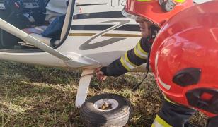 Momente de panică pe un aerodrom din Neamţ: un avion ultrauşor a avut probleme tehnice în timpul zborului