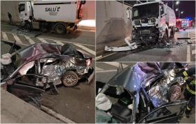 Un şofer de 21 de ani a murit, după ce s-a izbit violent de o maşină de salubritate în Timişoara