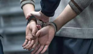 Bărbat din Prahova, arestat preventiv după ce a lovit un poliţist care încerca să îl încătuşeze