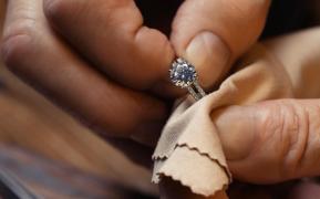 Femeia care înșela bucureștence cu "ritualuri religioase" şi le fura bijuteriile cu un şerveţel, prinsă