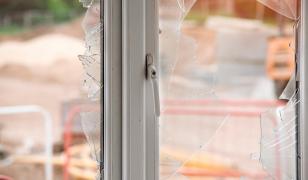 S-a întors la casa de vacanţă şi a găsit geamul spart. Ce a urmat i-a dat toate planurile peste cap