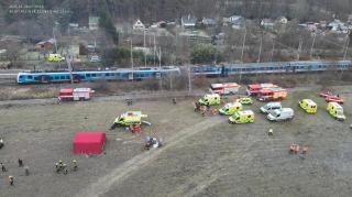 Zeci de persoane au fost rănite după ce două trenuri s-au ciocnit în Cehia