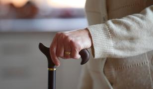 Un bărbat s-a deghizat în femeie pentru a încasa în continuare pensia mamei sale decedate în urmă cu 3 ani