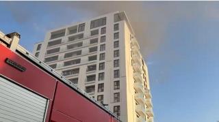 Incendiu cu degajări mari de fum la un bloc de 11 etaje din Bucureşti. Pompierii intervin cu 10 autospeciale