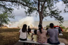 Orașul care se pregătește de ciclon: autoritățile închid aeroportul și avertizează populația