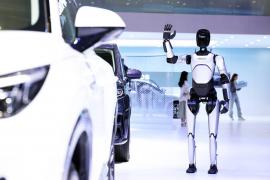 Un robot chinez a mers 106 km, în 3 zile, şi a intrat în Cartea Recordurilor. La final, a cerut pantofi noi