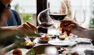 Românii "strâng cureaua" la ieşirile în oraş. Merg mai rar la restaurant şi comandă doar un fel de mâncare