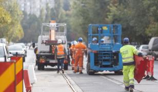 Probele la tramvaiul 5, blocate de un șofer plecat după mici. "Tramvaiul corporatiștilor" revine în decembrie